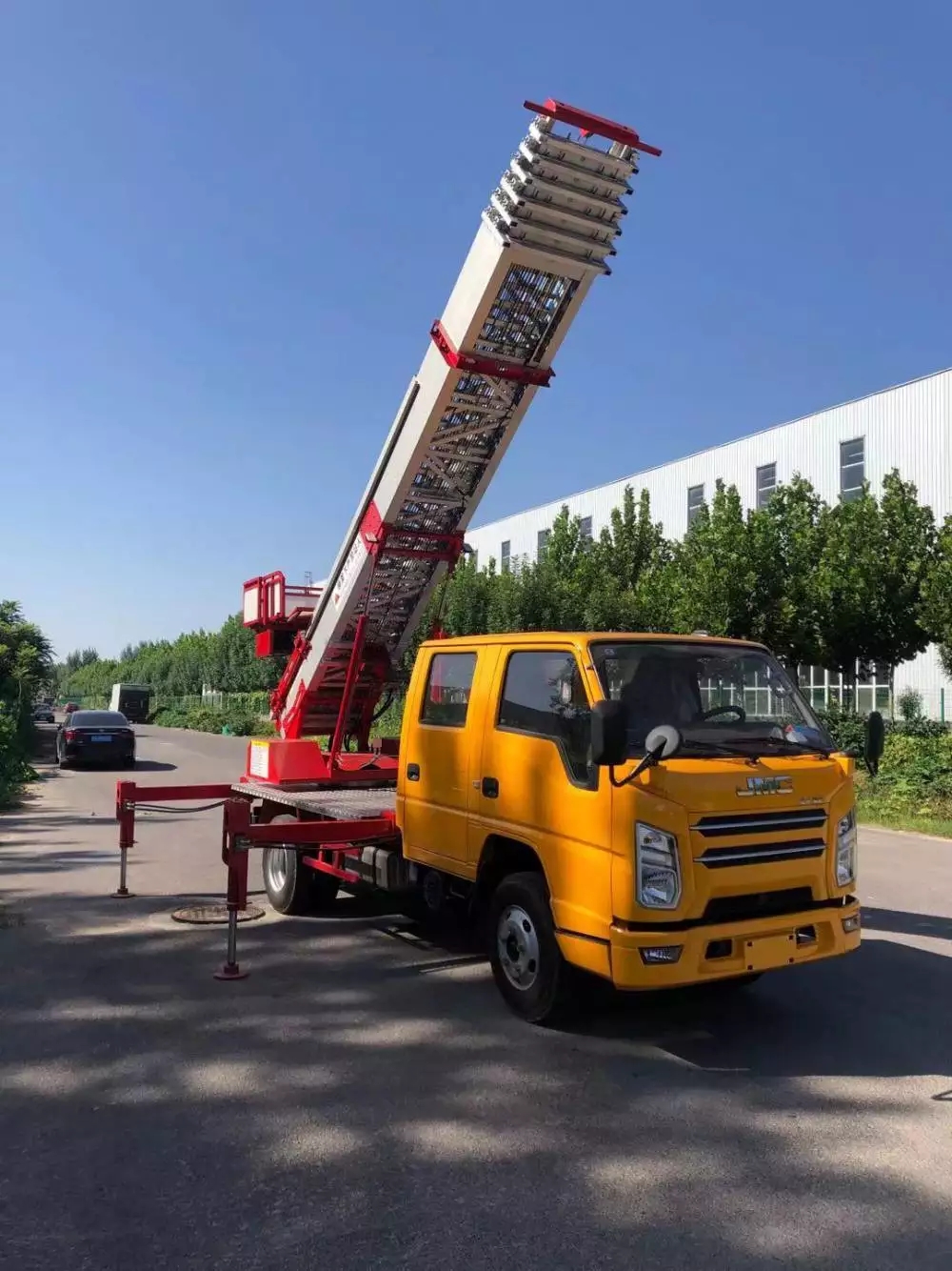 自贡附近的云梯车出租服务：轻松解决高空作业需求